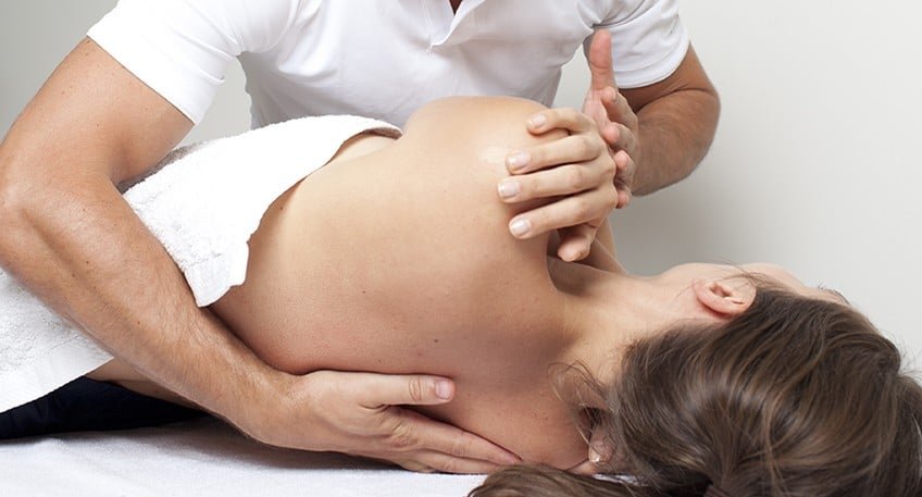 técnicas de tratamento para fibromialgia com massoterapia sendo aplicadas por profissional